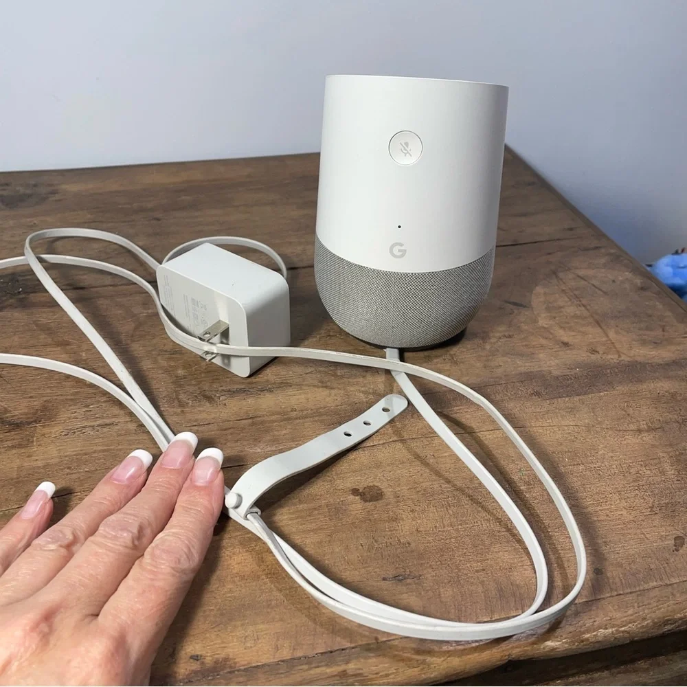 Google Home - Smart Home Speaker Google Assistant & charger